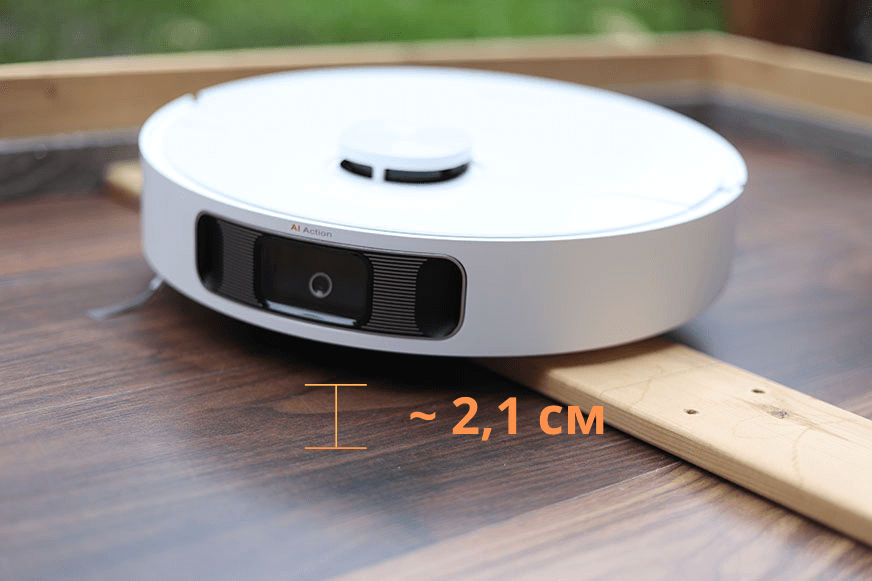The Dreame L10s Ultra crosses a high door threshold in the test.